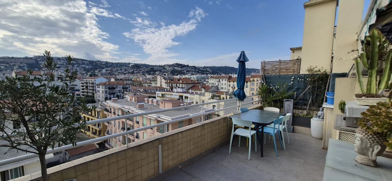 F2 en dernier étage, terrasse de 20M²