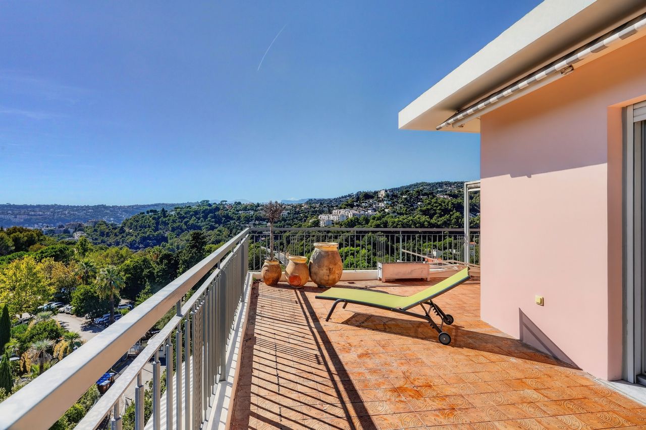 Nice Cimiez - Rare - 2 pièces 57m2 et 90m2 de terrasse au dernier étage d'une résidence de standing