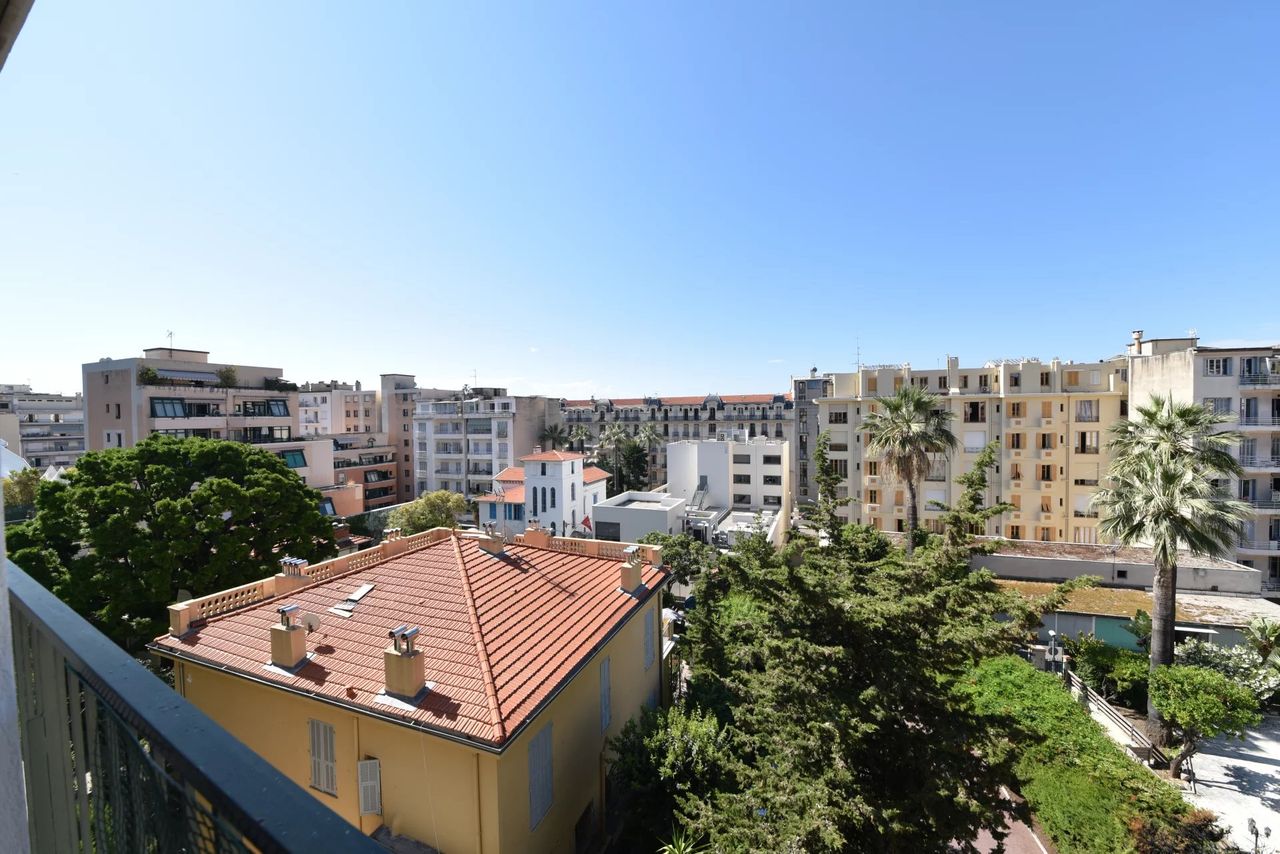 GRAND DEUX PIECES AVEC PARKING ET BALCONS