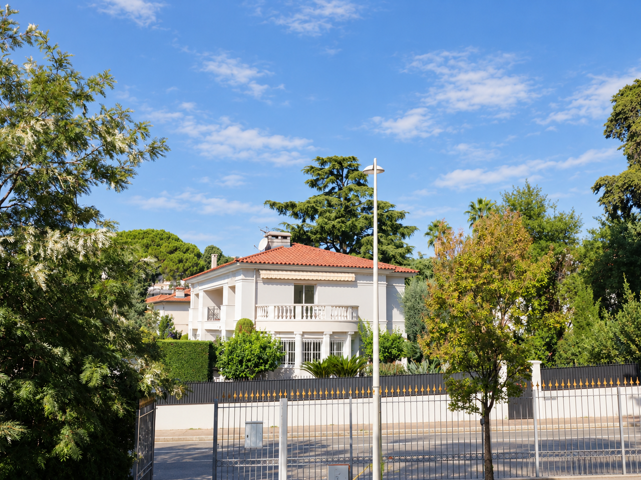 Maison - Villa - 8 pièces - 220.0 m² - 2 390 000 € - À vendre